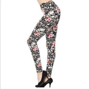 NWT’s Rose of Sharon Leggings on Camo OSFM 2-12